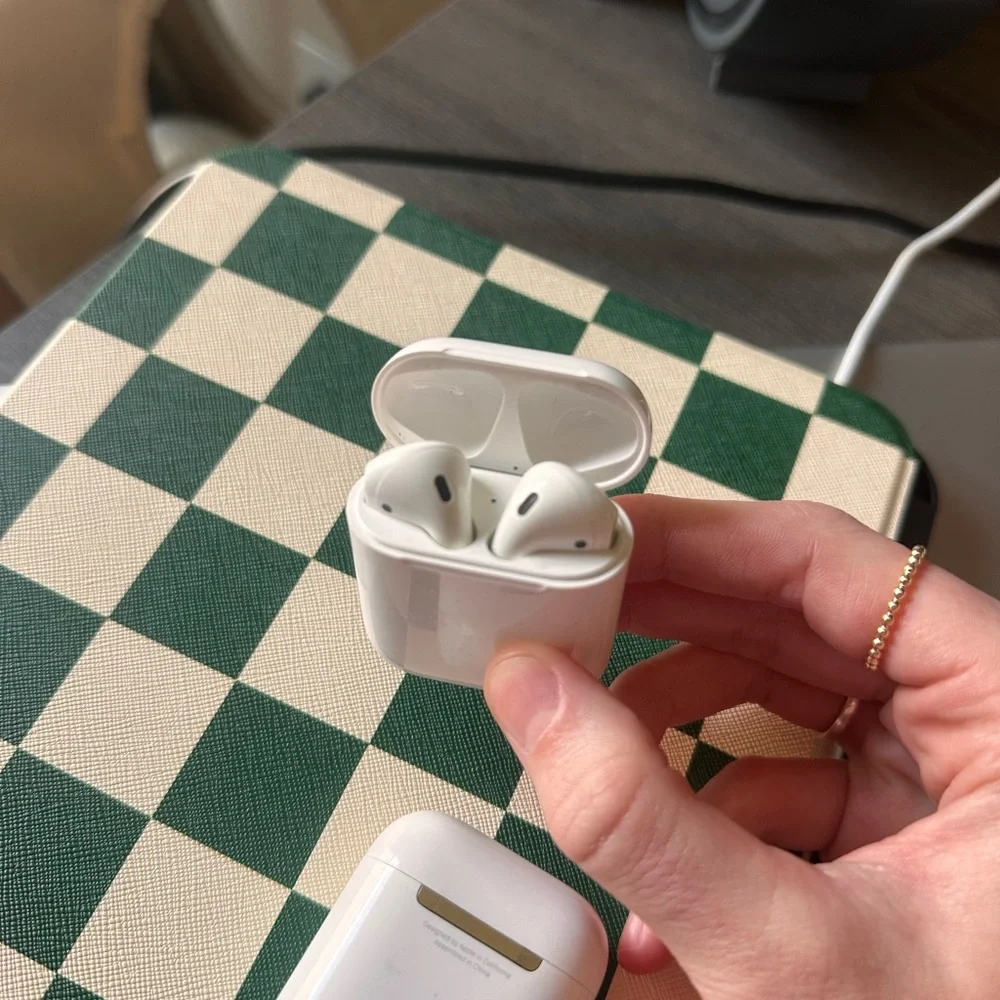 Apple AirPods (2nd generation)